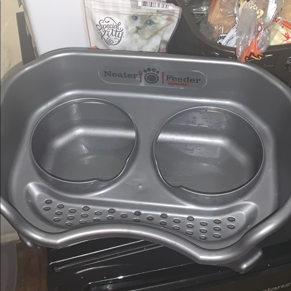 Bowl feeder for dogs or cats